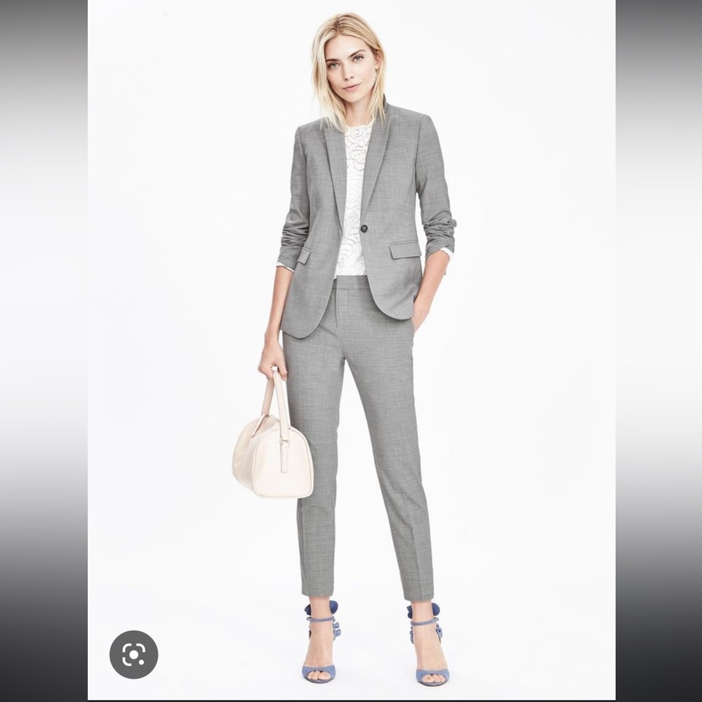 (2) Banana Republic